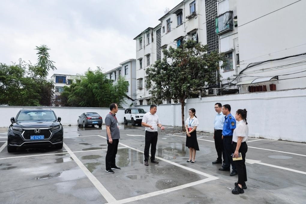 2024年9月11日，在浙江省湖州市，湖州吳興區(qū)人大代表、人大飛英街道工委代表及塔下街社區(qū)代表前往已改建的一處停車場進行實地調(diào)研，監(jiān)督該改建項目的完成情況。新華社記者 徐昱 攝