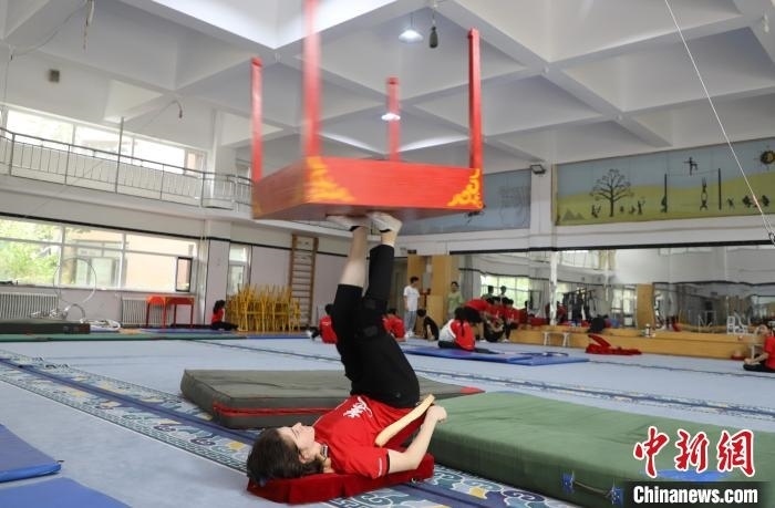 9月13日，美國(guó)雜技學(xué)員杰克正在中國(guó)“雜技之鄉(xiāng)”吳橋練習(xí)“蹬技”。 馬天龍 攝