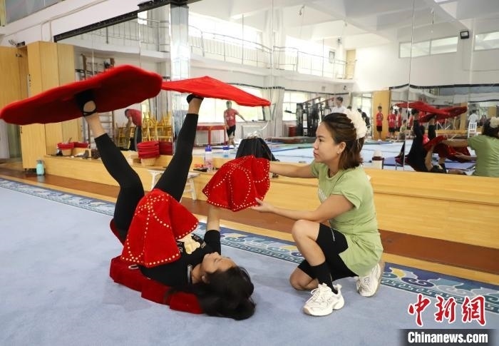 9月13日，來(lái)自老撾的紅姆(右)指導(dǎo)學(xué)員雜技動(dòng)作。 馬天龍 攝