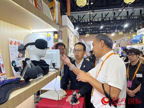 日本駐華大使金杉憲治（左二）參觀2024年服貿(mào)會(huì)日本館。人民網(wǎng)記者 盛楚宜攝