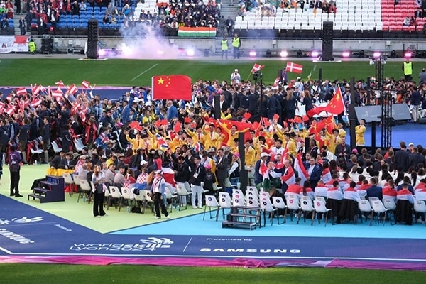 中國選手參加閉幕式。人民網(wǎng)記者 于超凡攝