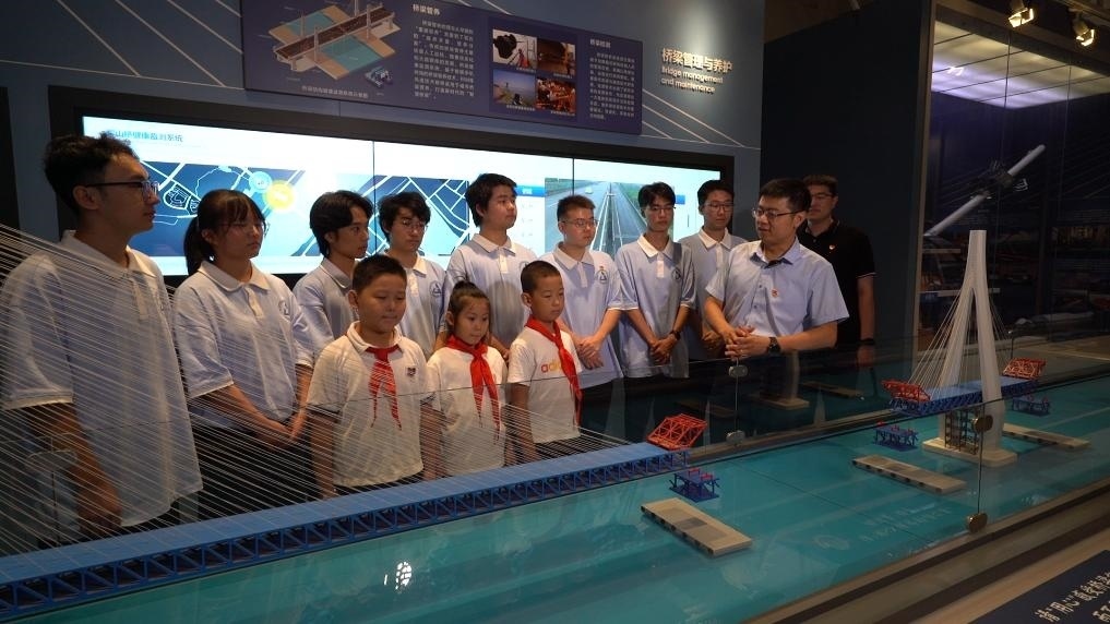 哈爾濱工業(yè)大學(xué)交通學(xué)院教師李順龍?jiān)谥袊?guó)橋梁博物館進(jìn)行課程思政與橋梁科普。新華社發(fā)（張潤(rùn) 攝）