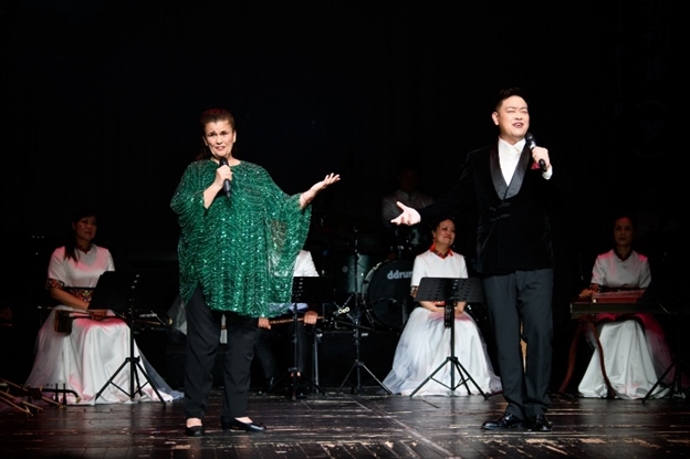 中羅歌唱家合唱《摩爾多瓦的玫瑰》。傅永山 攝