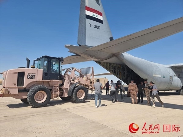 圖為伊拉克正在裝運(yùn)救援物資。人民網(wǎng) 伊納斯攝