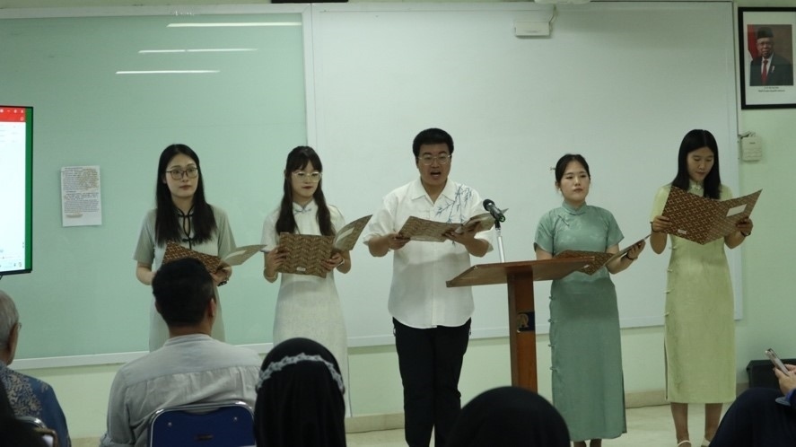 阿拉扎大學(xué)孔子學(xué)院志愿者教師表演詩朗誦。活動(dòng)主辦方供圖