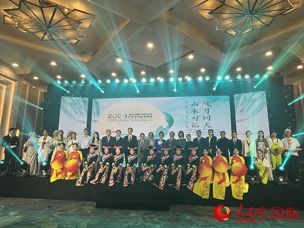 兩國(guó)嘉賓與中越藝術(shù)家現(xiàn)場(chǎng)合影。人民網(wǎng)記者 楊曄攝