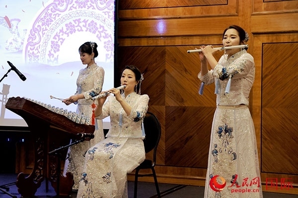 來自景德鎮(zhèn)的陶瓷音樂會在中秋佳節(jié)給英國倫敦的觀眾帶來了別樣的文化體驗。人民網記者 邢雪攝