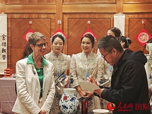 現場的非遺傳承人為英國觀眾展示畫技。人民網記者 邢雪攝