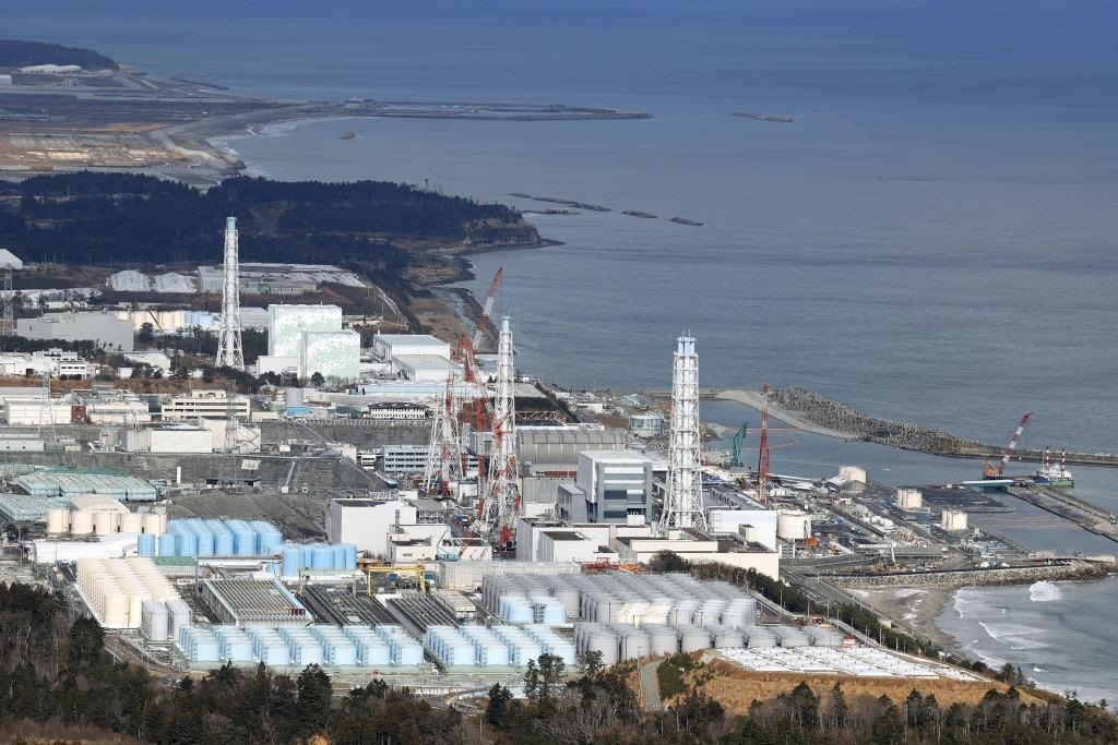這是2021年1月8日拍攝的日本福島第一核電站和核污水儲水罐。（新華社/共同社）