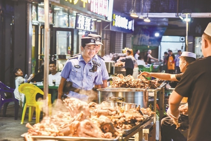 8月9日，甘肅省華亭市公安局組織民警輔警在夜市開展巡邏檢查。張亞強攝