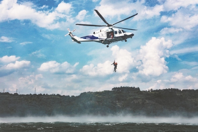 ▼7月17日，浙江省新昌縣公安局聯(lián)合浙江省公安廳警務航空隊在長詔水庫水域及周邊開展救援演練。王樟林攝