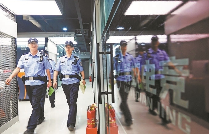 ▲7月6日，山西省新絳縣公安局龍興派出所組織警力對網(wǎng)吧等場所進行集中治安檢查。高新生攝