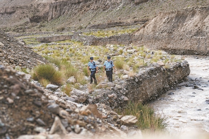 7月19日，新疆邊檢總站克州邊境管理支隊康蘇邊境檢查站民警輔警來到轄區(qū)烏恰縣康蘇水庫開展巡邏。明懿攝