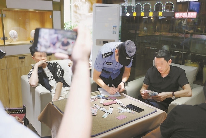 9月7日，云南省昆明市公安機關對棋牌室開展檢查。