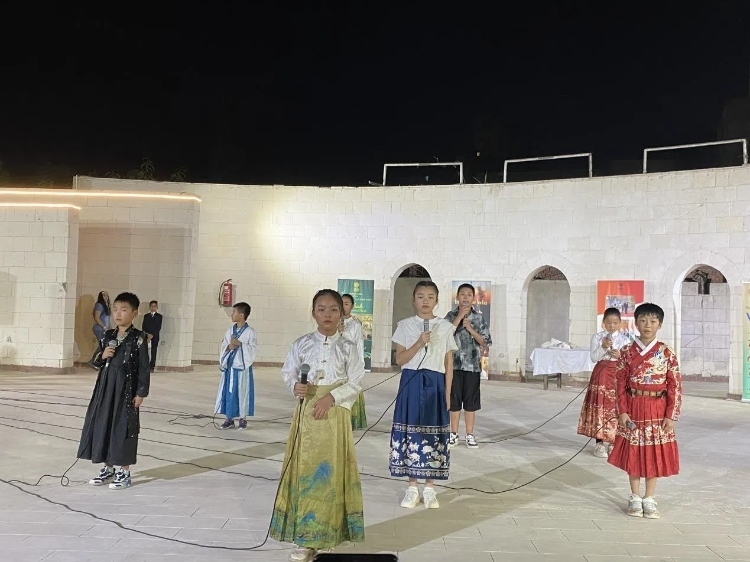 東方藝術(shù)文化館小朋友的詩朗誦表演。開羅中國文化中心供圖