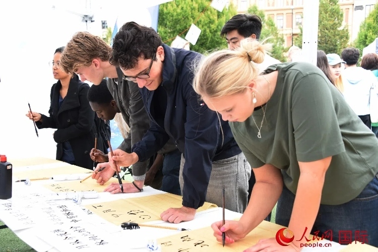 體驗中國書法。人民網(wǎng)記者 殷淼攝