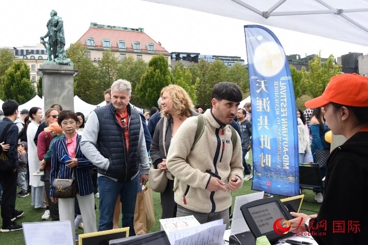 排隊等候品嘗中國美食的游客。人民網(wǎng)記者 殷淼攝