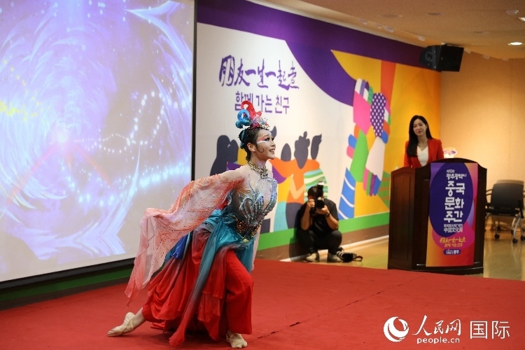 中國演員在中國文化周開幕式上表演舞蹈。人民網(wǎng)記者 莽九晨攝