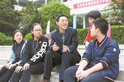 淮北市首批高層次人才儲(chǔ)備金獲得者、淮北市第一中學(xué)教師陳超（左三）在與學(xué)生交談?；幢笔形瞬殴ぷ骶止﹫D