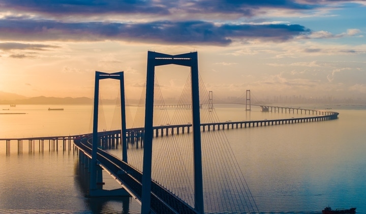 2024年6月27日，沐浴在晨曦中的深中通道（無人機照片）。新華社記者毛思倩 攝