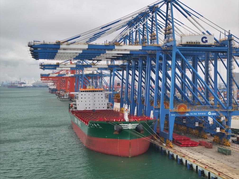 2月23日拍攝的廣西北部灣港欽州港區(qū)的碼頭堆場（無人機照片）。新華社記者 周華 攝