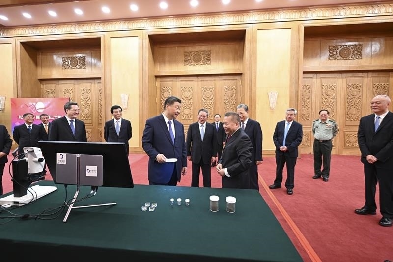 △2024年9月23日，習近平總書記等參觀月球樣品和探月工程成果展覽。