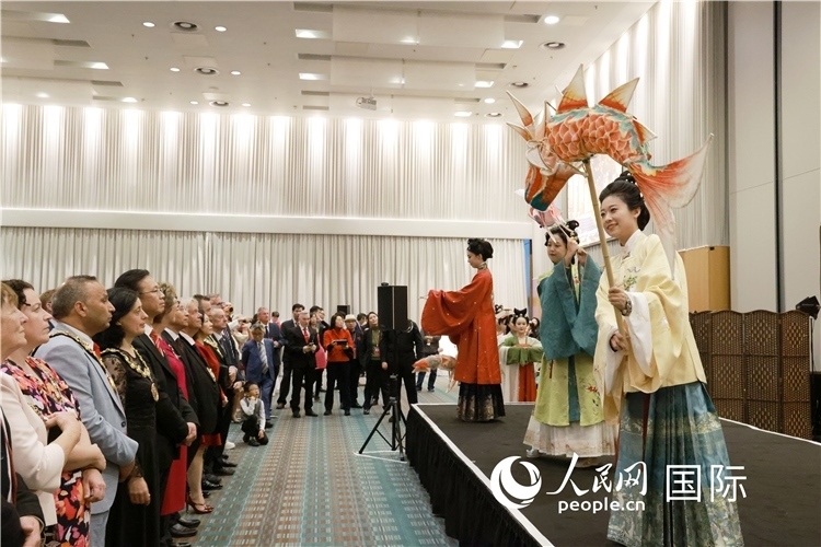 2、留學生表演了漢服展示《絲路霓裳》。邢雪攝