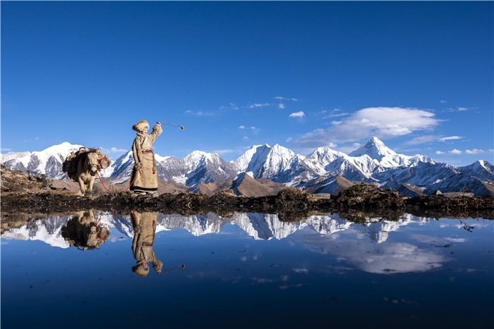 貢嘎山下的放牧人。林革文攝