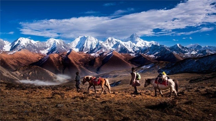 “守護(hù)貢嘎”是當(dāng)?shù)卮迕駱闼氐男拍詈妥园l(fā)的行動。圖為貢嘎山“馬背巡護(hù)隊(duì)”開展日常巡護(hù)工作 林革文攝