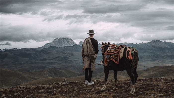在康定八郎生都星空營地，村里的青年丹真德勒牽馬注視世代生活的家園。八郎村提供