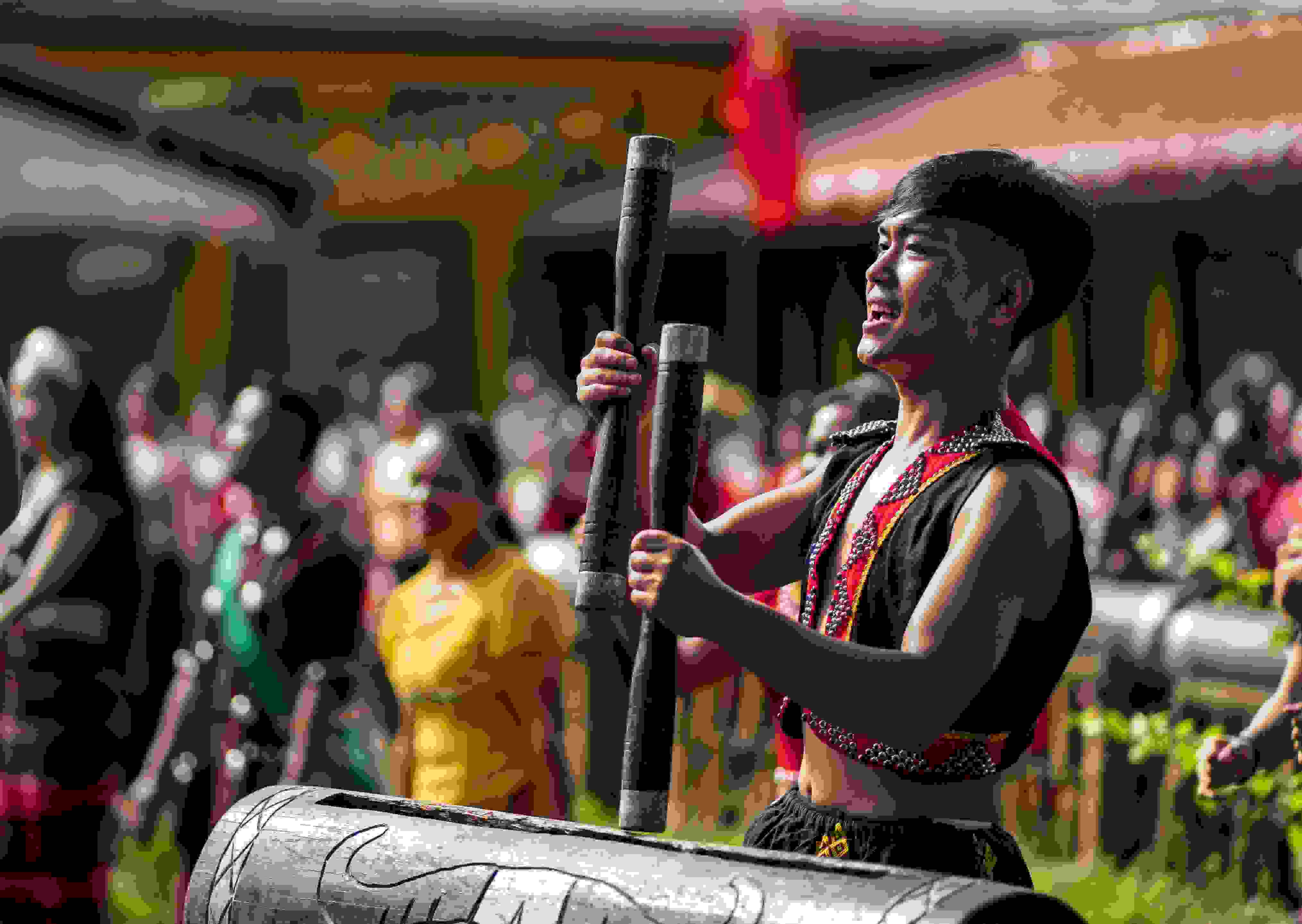 云南省滄源縣班洪鄉(xiāng)班洪村的佤族群眾唱響《阿佤人民唱新歌》（2021年8月20日攝）。