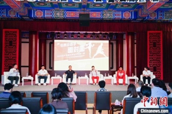 吳愉、王德新、沈?qū)W軍、江海東、朱曉蕾與在座同學(xué)們分享個(gè)人的體育故事與成長感悟。上海市港澳辦供圖