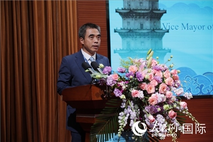 泉州市人民政府副市長姚飛在“走進中華文明——海絲印記 世遺泉州”主題人文交流活動中致辭。人民網(wǎng) 王婧攝
