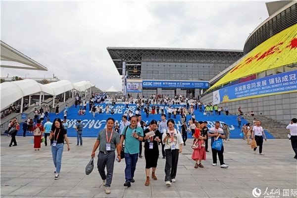 第二十一屆東博會(huì)展館外，參觀者步行離場(chǎng)。人民網(wǎng)記者趙益普攝