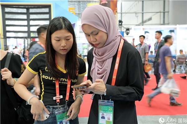 東博會(huì)現(xiàn)場(chǎng)，馬來西亞展商在同中方工作人員交談。人民網(wǎng)記者 趙益普攝