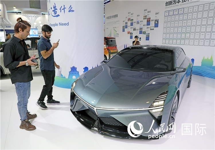 東博會上，上汽通用五菱展出的一款名為“東盟之光”的新能源概念車吸引參觀者駐足。人民網(wǎng)記者趙益普攝