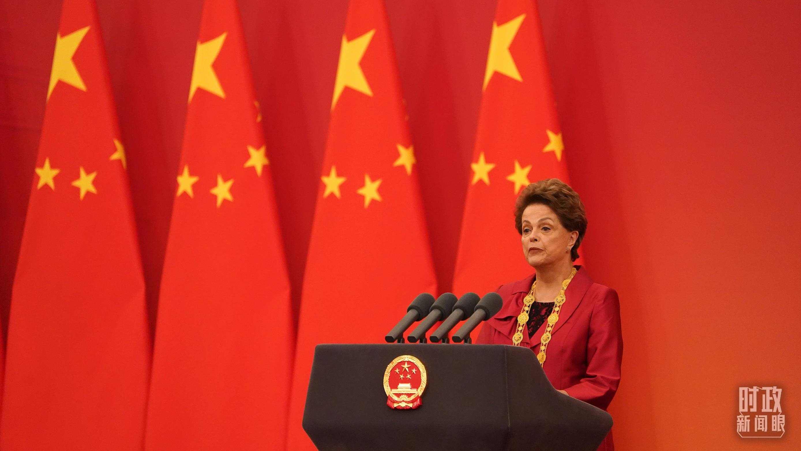 “友誼勛章”獲得者迪爾瑪·羅塞芙在頒授儀式上發(fā)言。（總臺(tái)記者李晉拍攝）