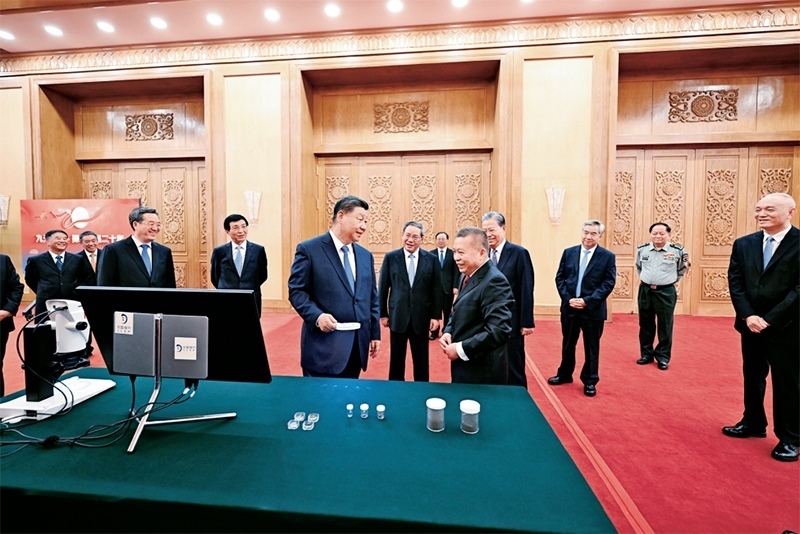 2024年9月23日，黨和國家領(lǐng)導(dǎo)人習(xí)近平、李強(qiáng)、趙樂際、王滬寧、蔡奇、丁薛祥、李希等在人民大會堂接見探月工程嫦娥六號任務(wù)參研參試人員代表并參觀月球樣品和探月工程成果展覽。這是習(xí)近平等參觀月球樣品和探月工程成果展覽。 新華社記者 謝環(huán)馳/攝