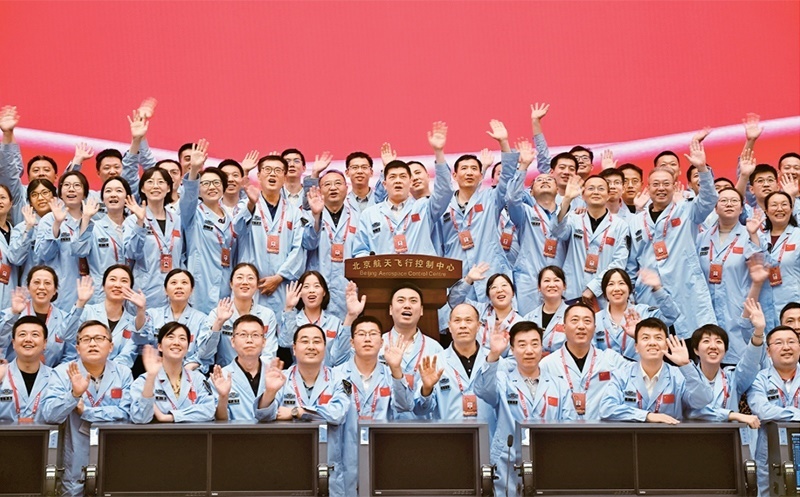 嫦娥六號完成了人類歷史上首次月球背面采樣，突破了多項(xiàng)關(guān)鍵技術(shù)，是我國建設(shè)航天強(qiáng)國、科技強(qiáng)國取得的又一標(biāo)志性成果，是我國探月工程的重要里程碑。圖為2024年6月25日，嫦娥六號任務(wù)圓滿成功后，工作人員在北京航天飛行控制中心合影。 新華社記者 金良快/攝