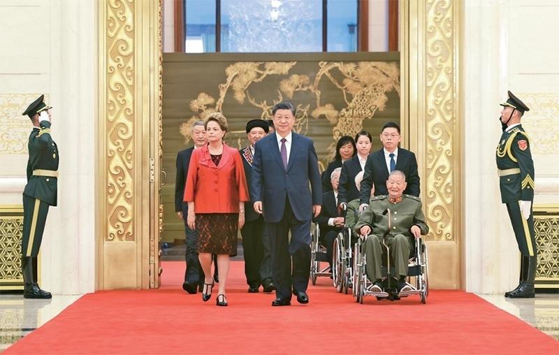 2024年9月29日，中華人民共和國國家勛章和國家榮譽(yù)稱號頒授儀式在北京人民大會堂金色大廳隆重舉行。中共中央總書記、國家主席、中央軍委主席習(xí)近平同國家勛章和國家榮譽(yù)稱號獲得者一同步入會場。 新華社記者 王曄/攝