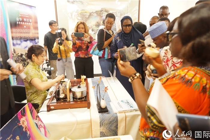 觀眾品嘗金華舉巖茶。人民網(wǎng)記者 姜宣攝