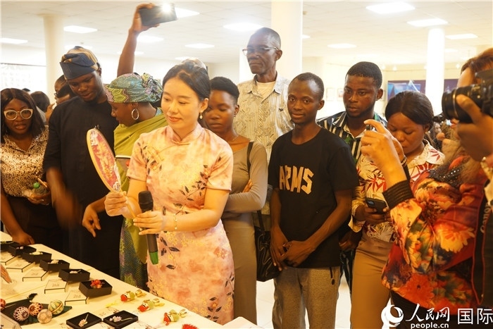 向尼日利亞觀眾介紹中國刺繡。人民網(wǎng)記者 姜宣攝