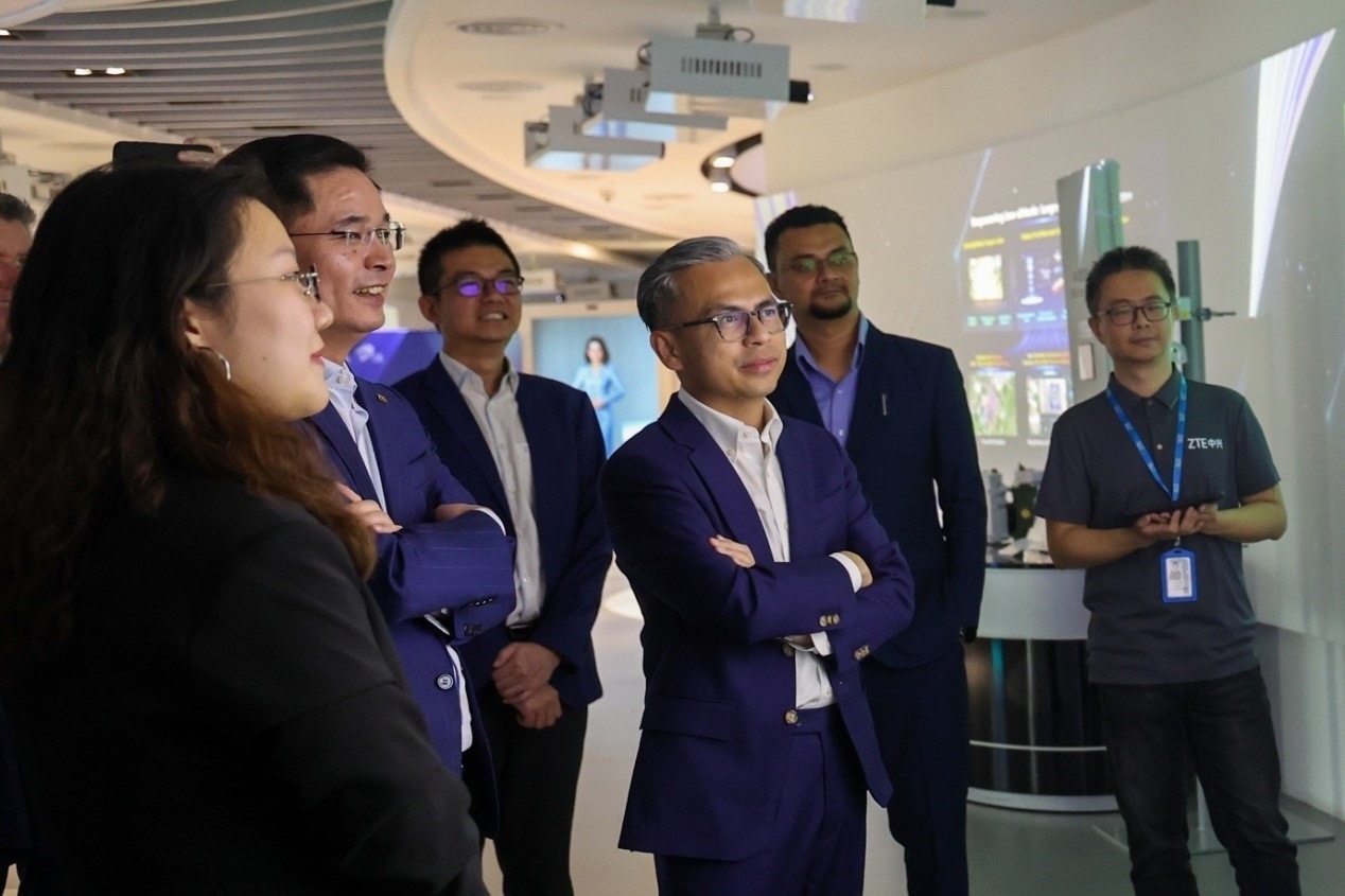 馬來西亞通訊部長法米·法茲（右三）在華訪問中國知名通信企業(yè)。（照片由馬來西亞通訊部提供） (1)