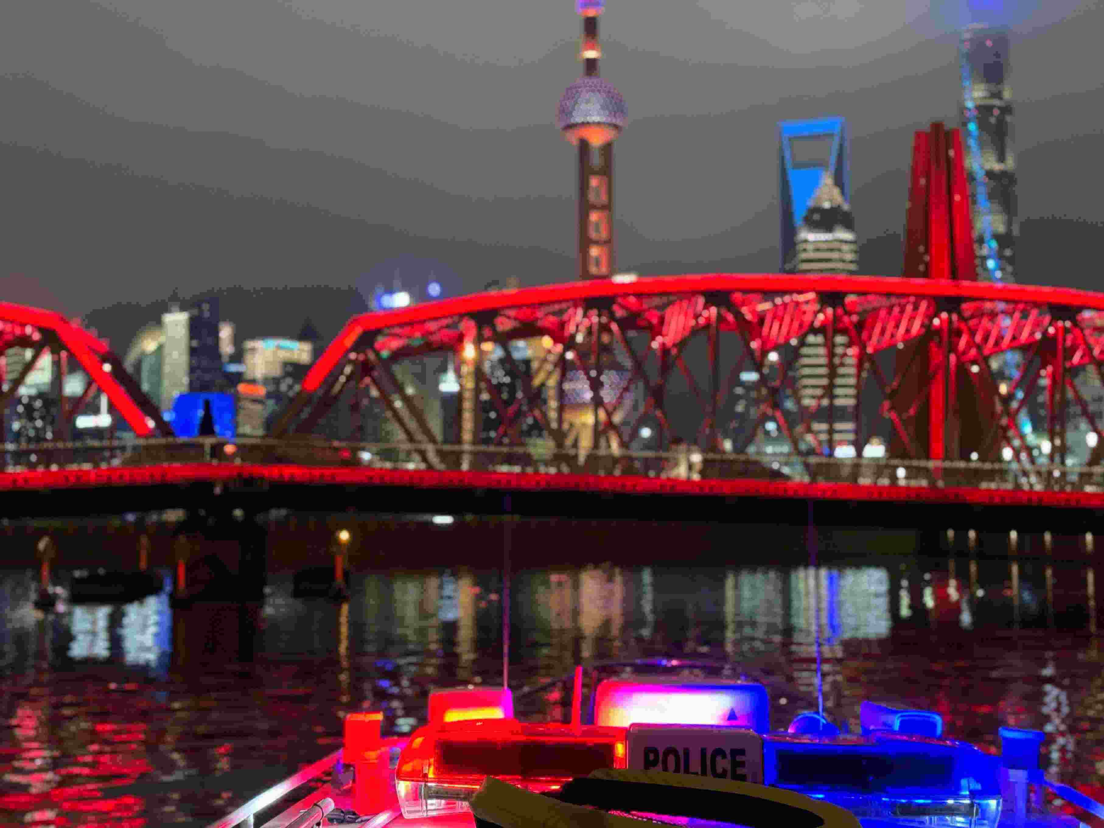 公安艇夜間巡邏。人民網(wǎng)記者 郝萍攝