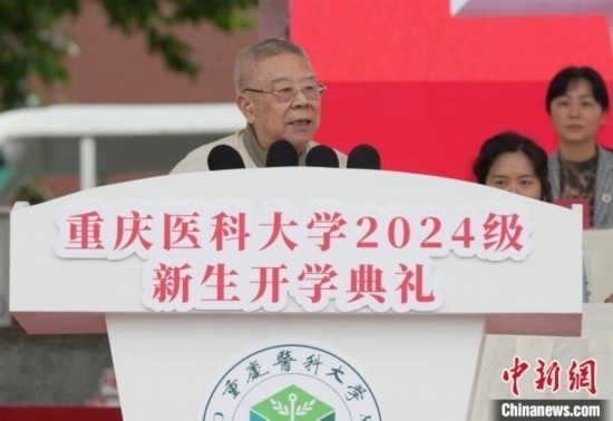 圖為陳宏礎(chǔ)教授為新生帶來(lái)“開(kāi)學(xué)第一課”。中新網(wǎng)記者 周毅 攝