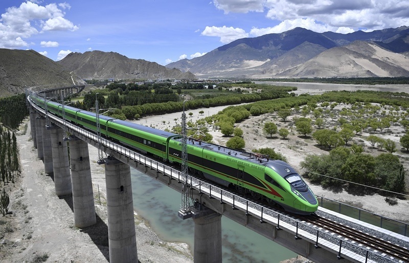2022年6月22日，復(fù)興號(hào)列車(chē)行駛在西藏山南境內(nèi)。