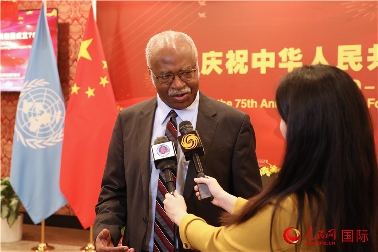 聯(lián)大主席菲勒蒙在招待會現(xiàn)場接受媒體采訪，他向中國政府和人民致以節(jié)日祝賀，表示中國的發(fā)展成就令人驚嘆。人民網(wǎng)記者 李志偉攝