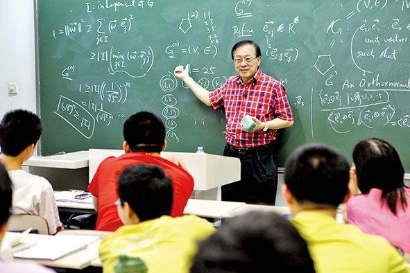 姚期智為清華大學學生授課。