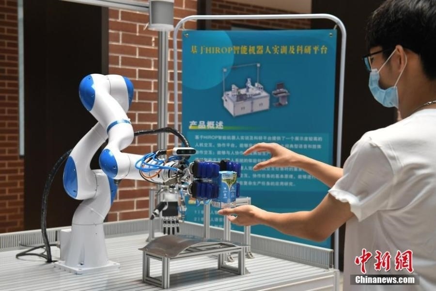  資料圖：高校為學(xué)生打造先進(jìn)科研平臺。中新社記者 陳楚紅 攝