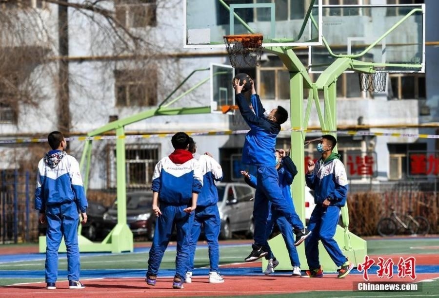 資料圖：初中生在課間休息時打籃球。中新社記者 劉新 攝